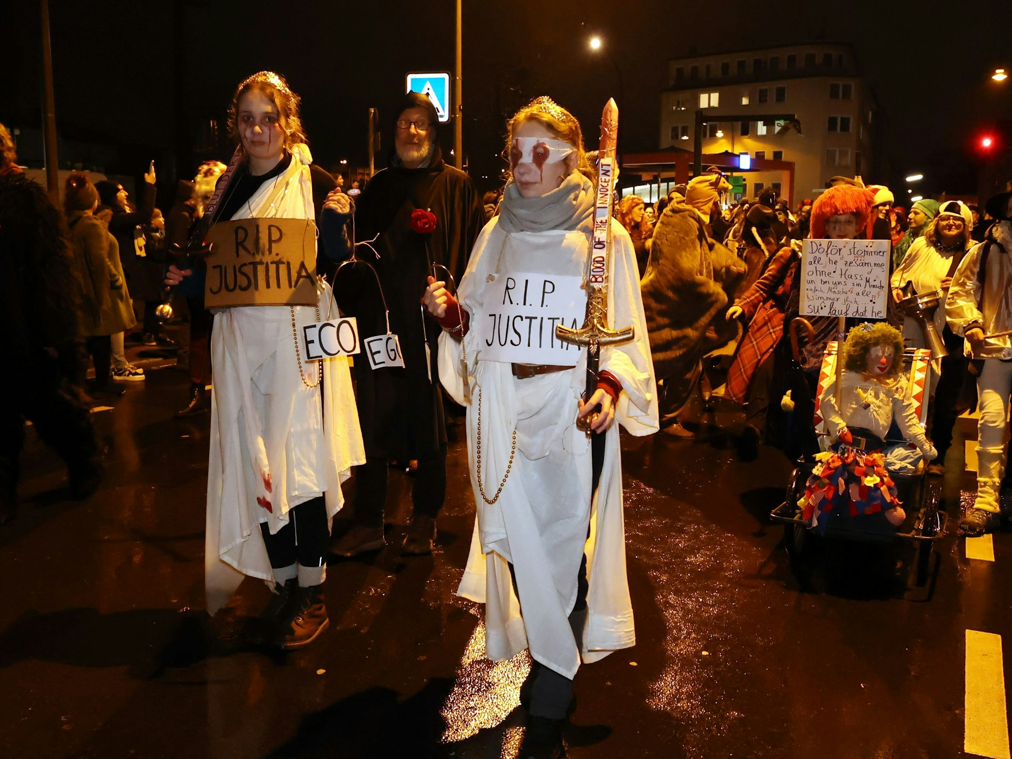 Verkleidete Menschen beim Geisterzug 2024 in Köln-Mülheim.