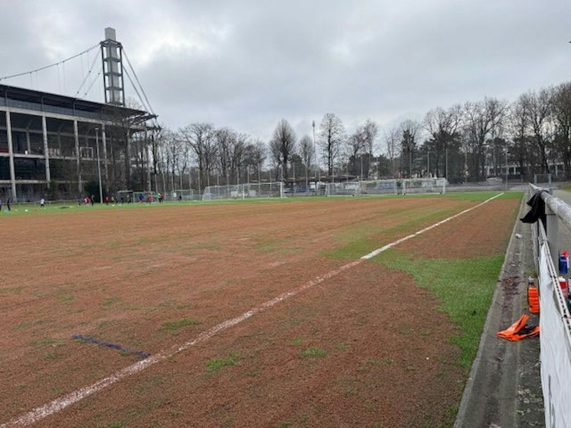 De abgebrannte Kunstrasen der Westkampfbahn am Rhein-Energie-Stadion. Der Platz ist erst mal nicht mehr bespielbar.