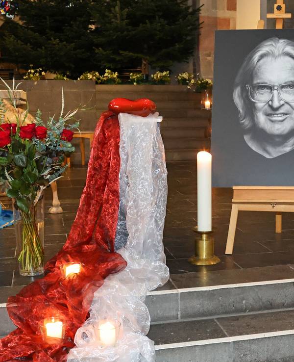 Ein Foto von Jürgen Hoppe steht am Altar.