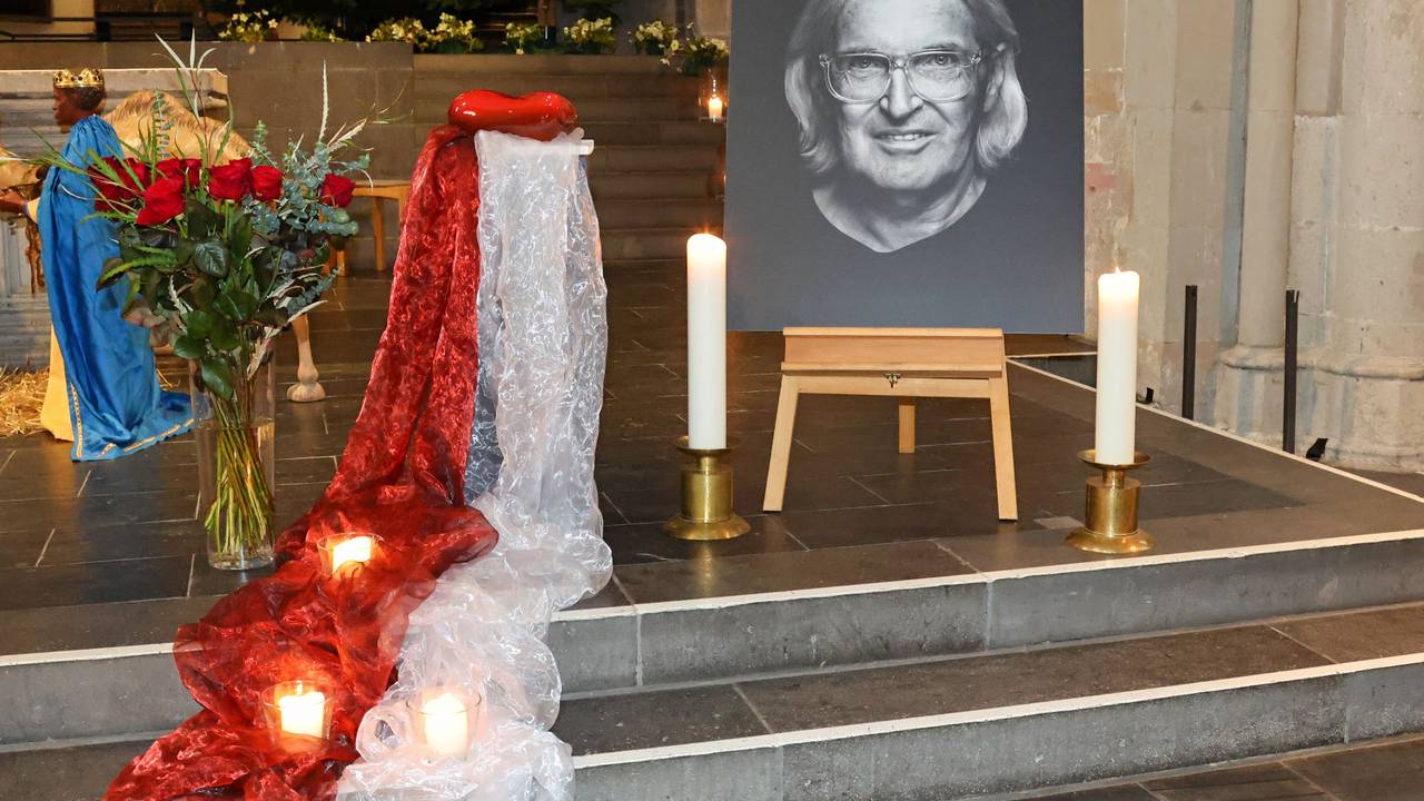 Ein Foto von Jürgen Hoppe steht am Altar.