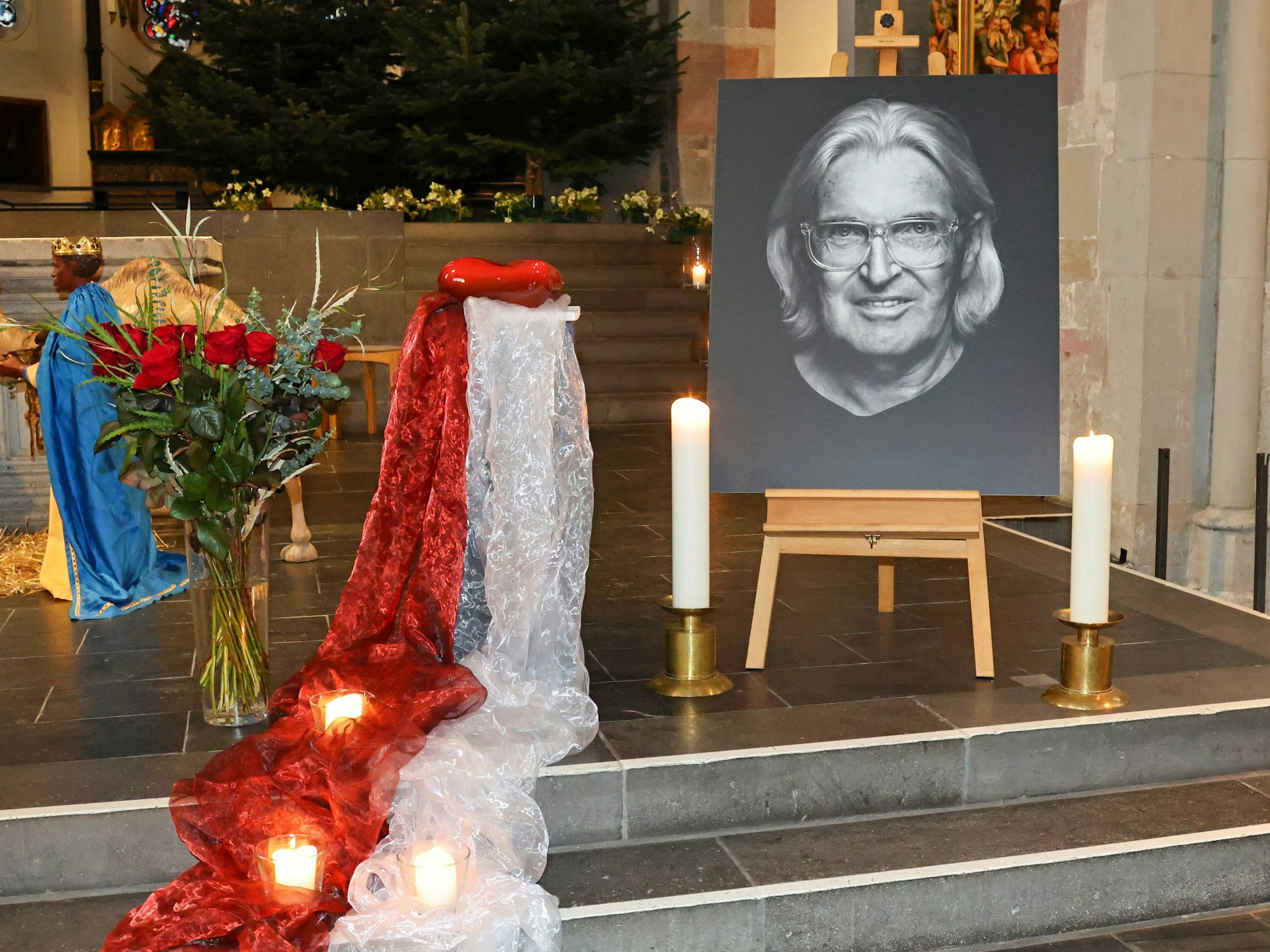 Ein Foto von Jürgen Hoppe steht am Altar.