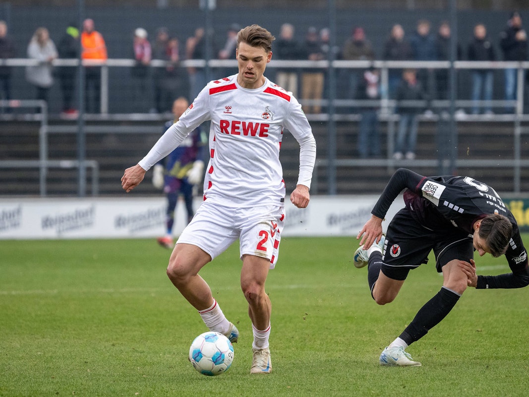 Joel Schmied führt in seinem ersten Spiel für den 1. FC Köln einen Zweikampf.