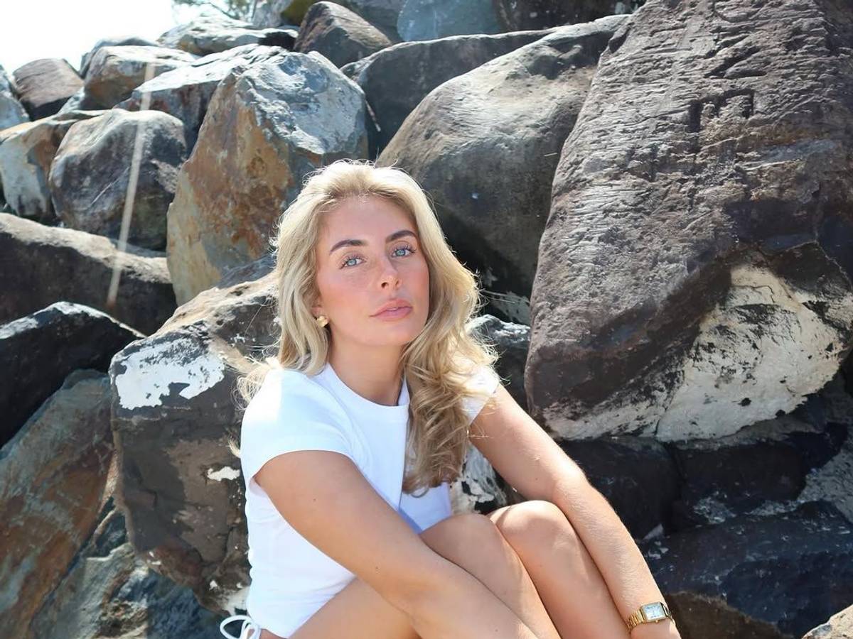 OnlyFans-Model Bonnie Blue bei einem Urlaubsschnappschuss am Strand.