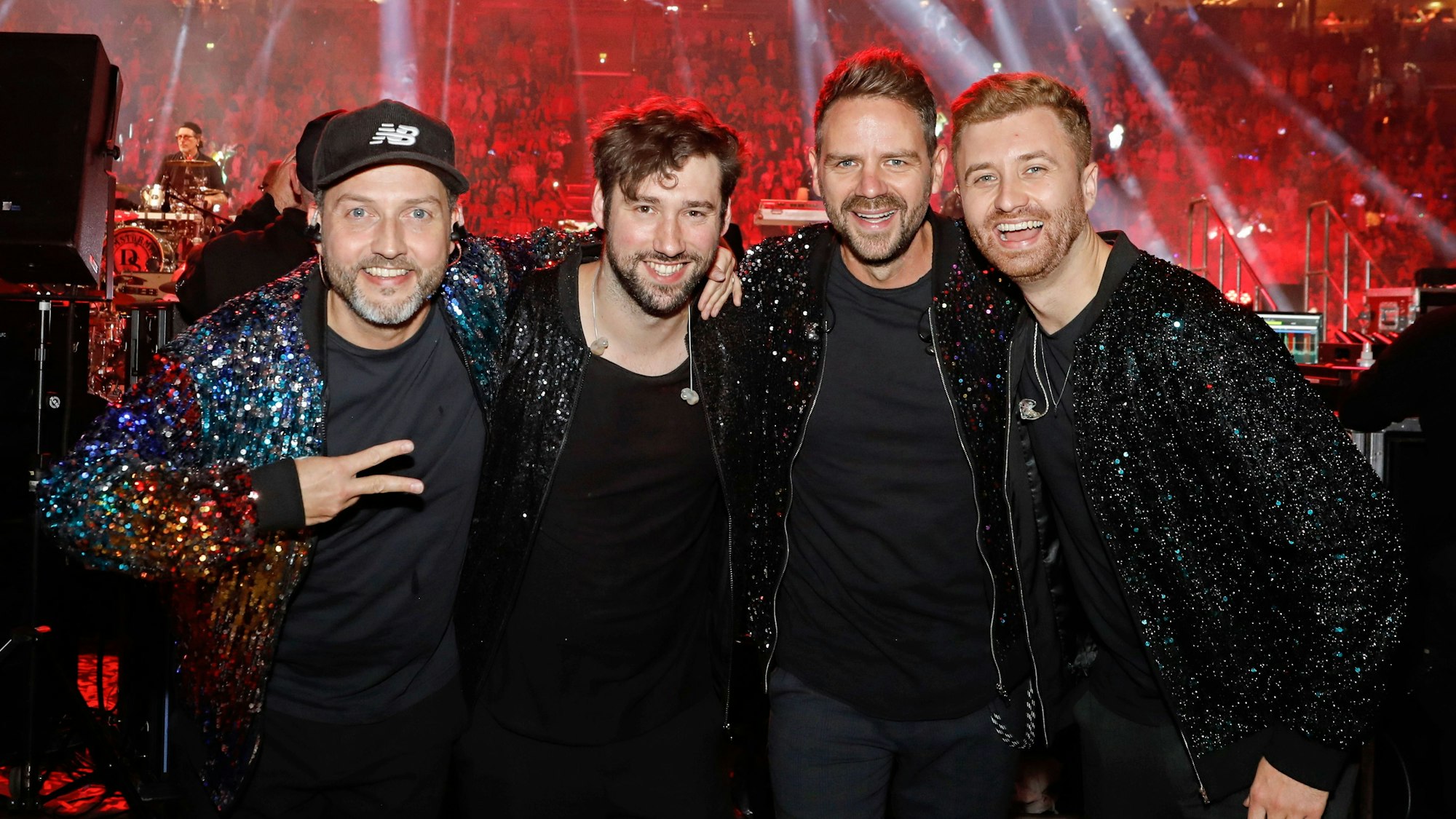 Auerbach vor der Bühne der Lanxess-Arena.