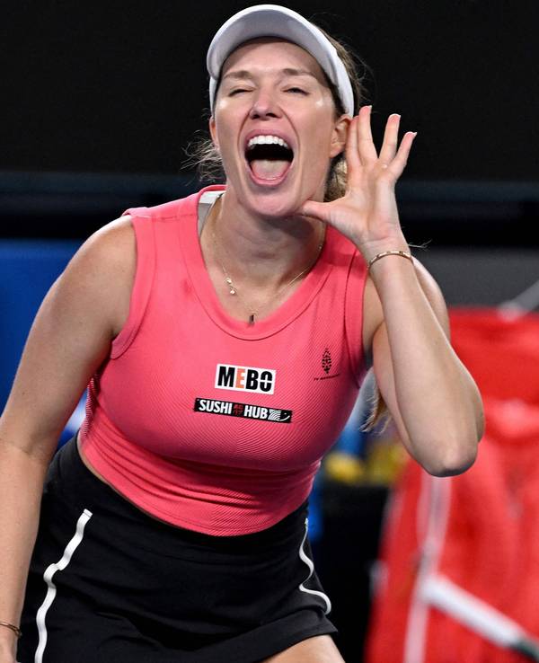 Danielle Collins hält sich ihre Hand hinter das Ohr.