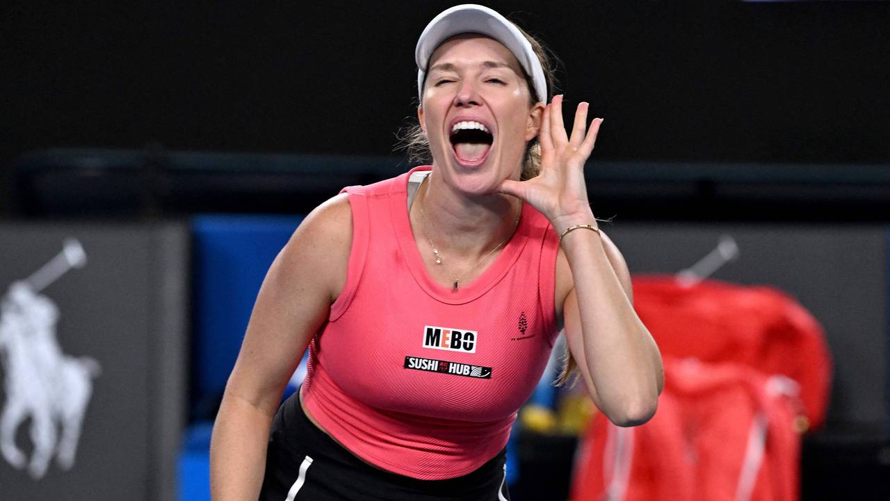 Danielle Collins hält sich ihre Hand hinter das Ohr.