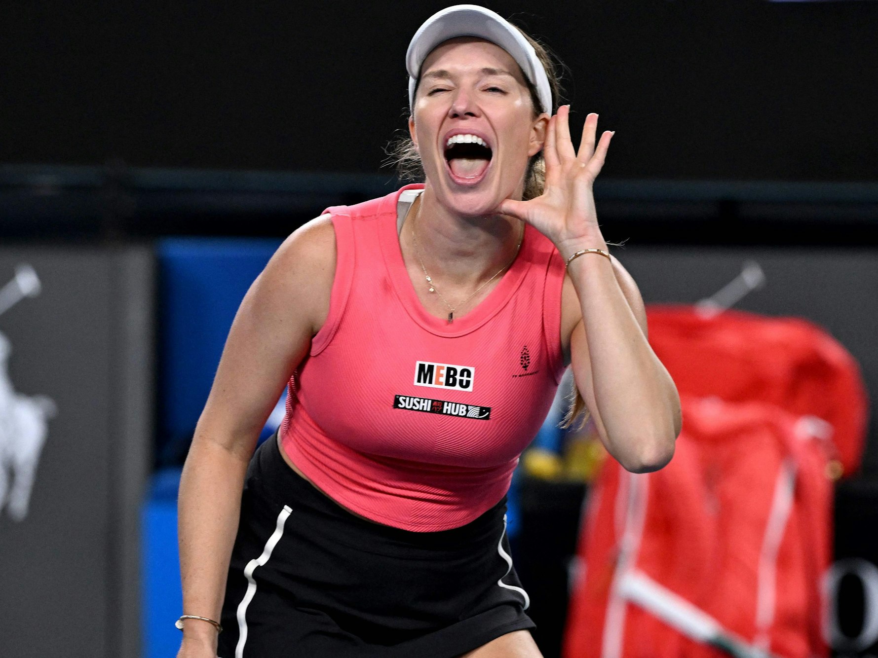 Danielle Collins hält sich ihre Hand hinter das Ohr.