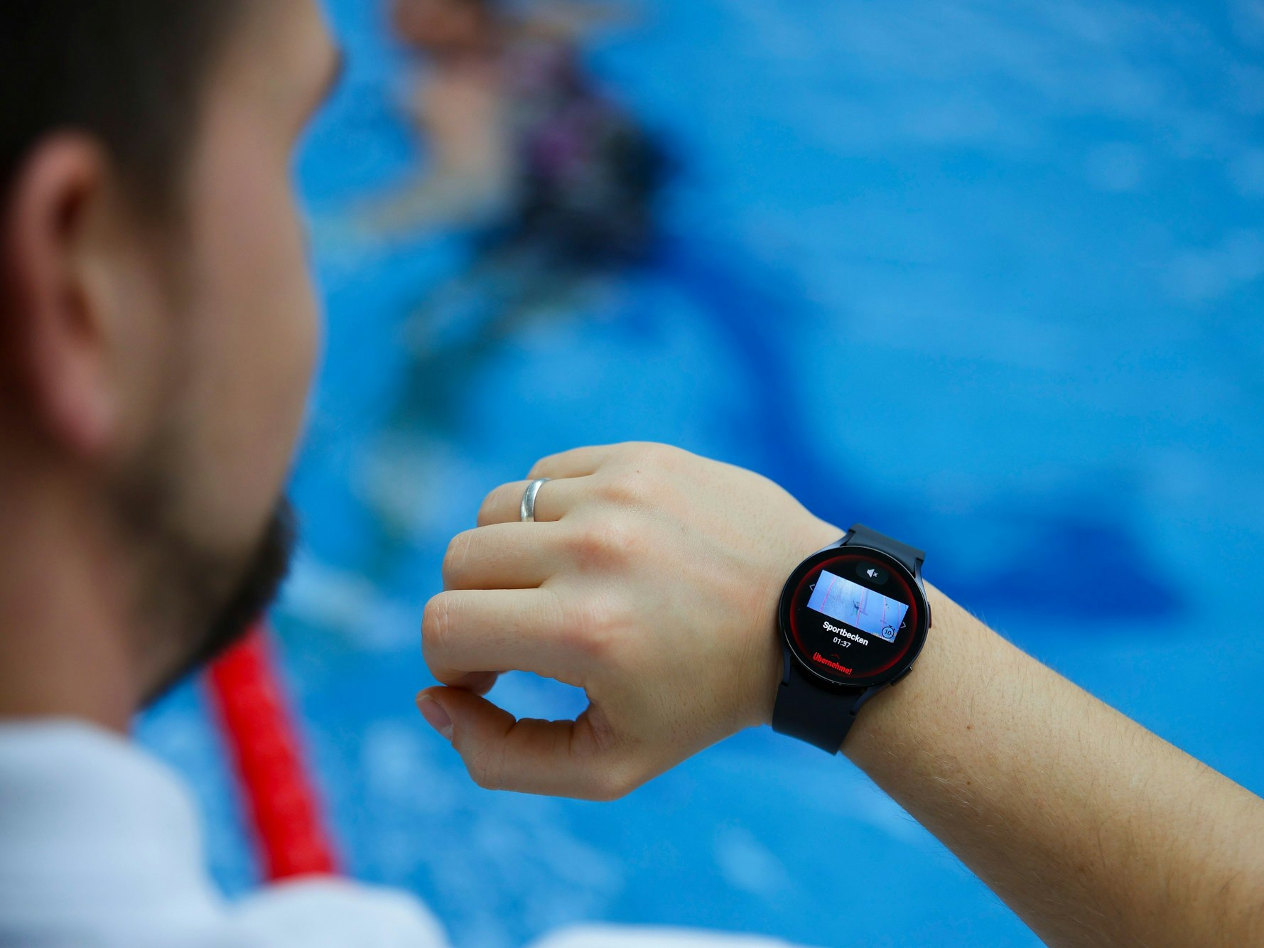 Präsentation eines KI-unterstützten Warnsystem vor Badeunfällen/Ertrinken für Schwimmbäder.