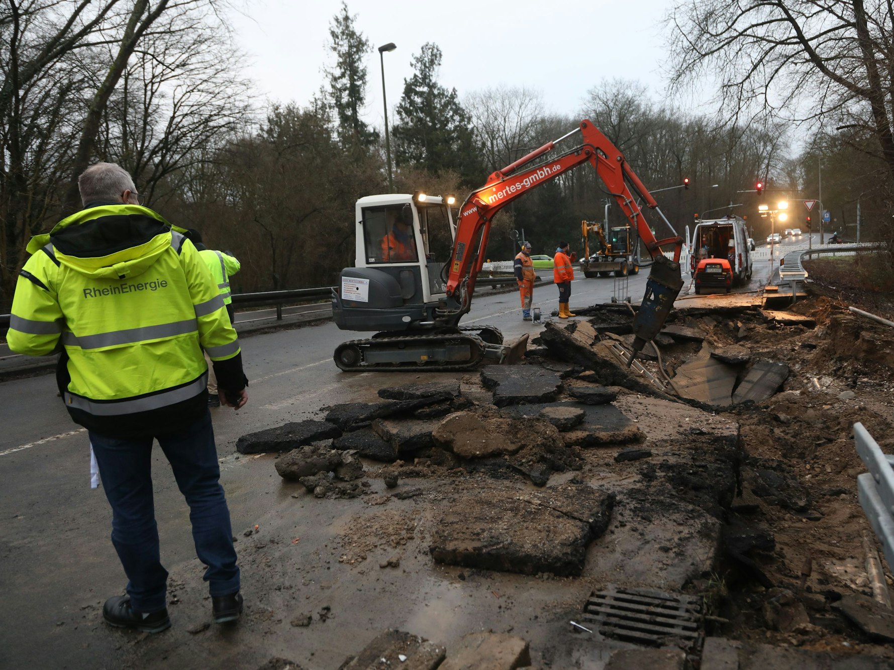 Aufgrund eines Wasserrohrbruchs ist in Köln eine Straße vorübergehend gesperrt. Die Straße ist unterspült und abgesackt.
