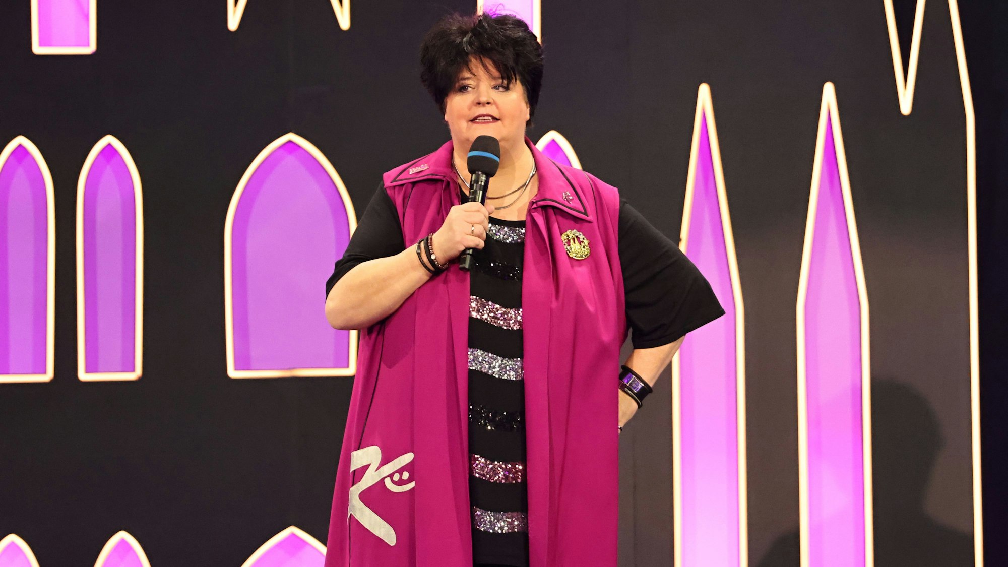 Ingrid Kühne beim Auftritt auf der Bühne.
