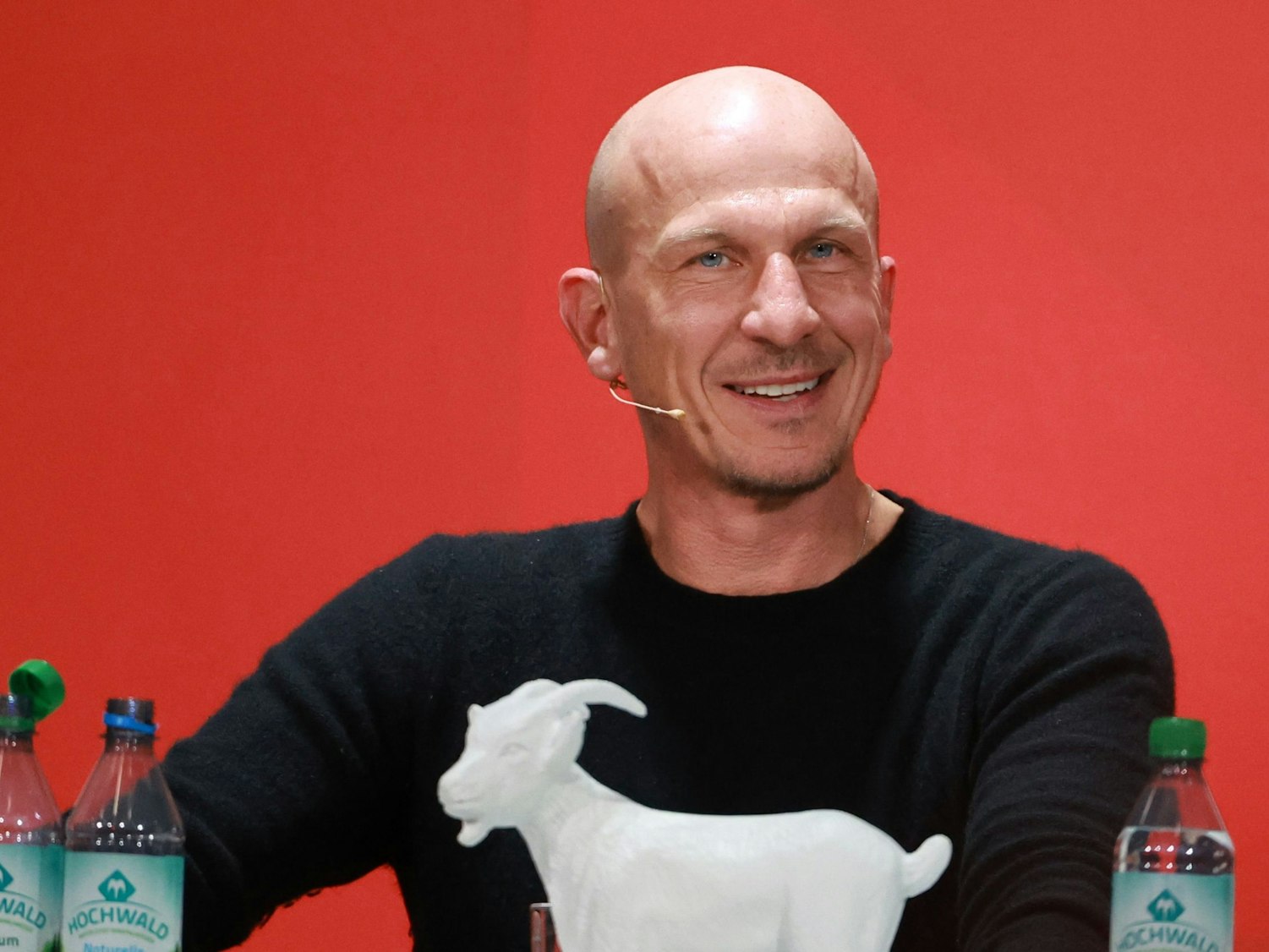 Gerhard Struber (1. FC Köln) auf dem Podium beim Mitgliederstammtisch.