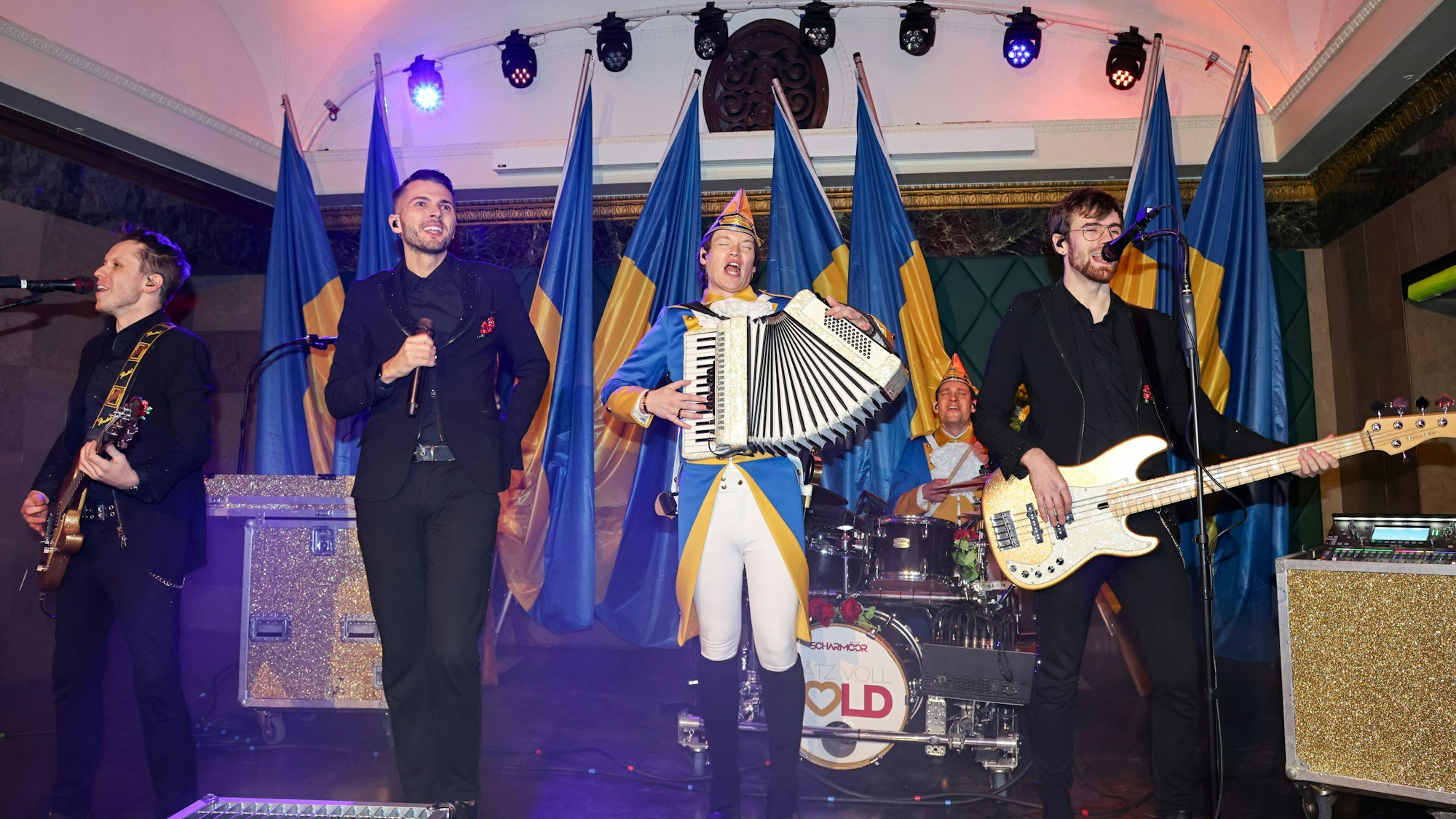 Scharmöör stehen auf der Bühne.