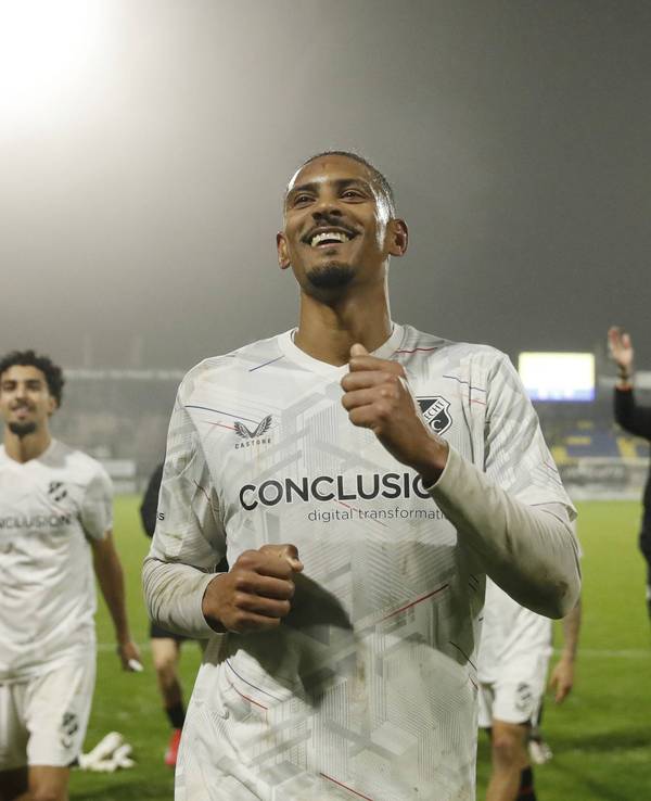 Sébastien Haller freut sich vor den Fans.