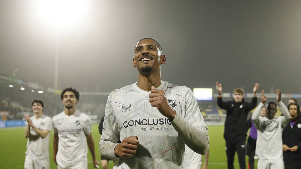 Sébastien Haller freut sich vor den Fans.