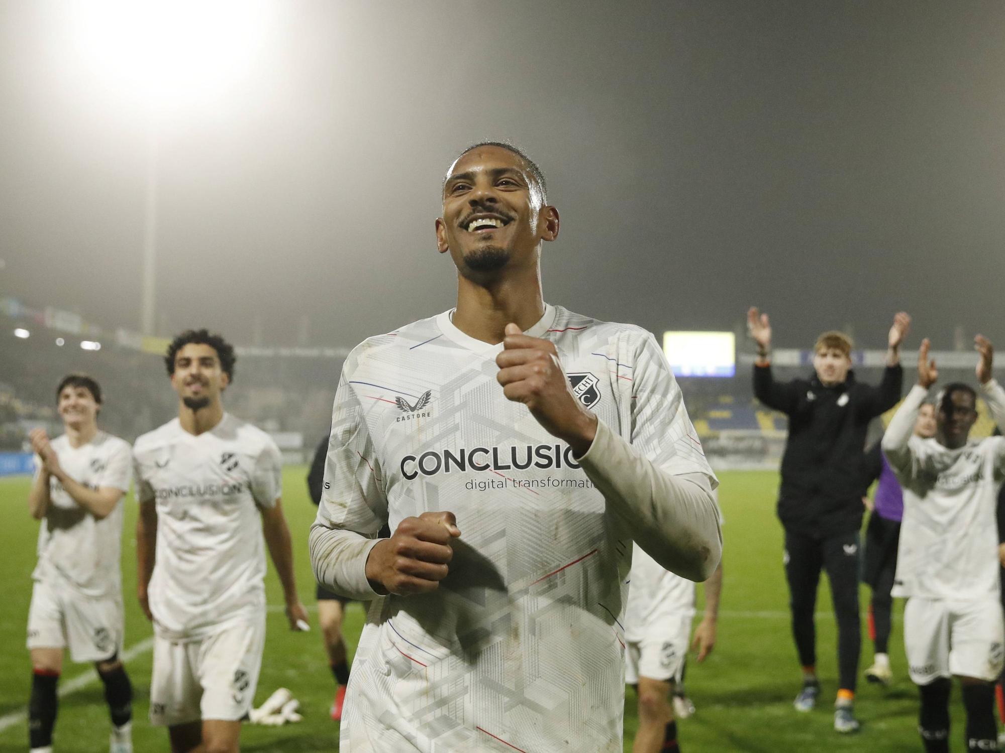 Sébastien Haller freut sich vor den Fans.