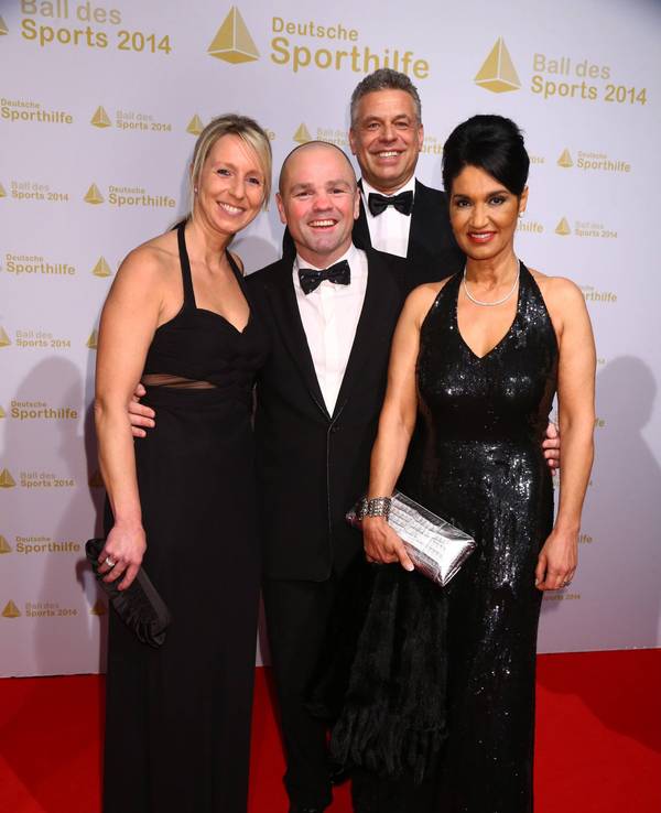 Sven Ottke und Jürgen Hingsen mit ihren Frauen.