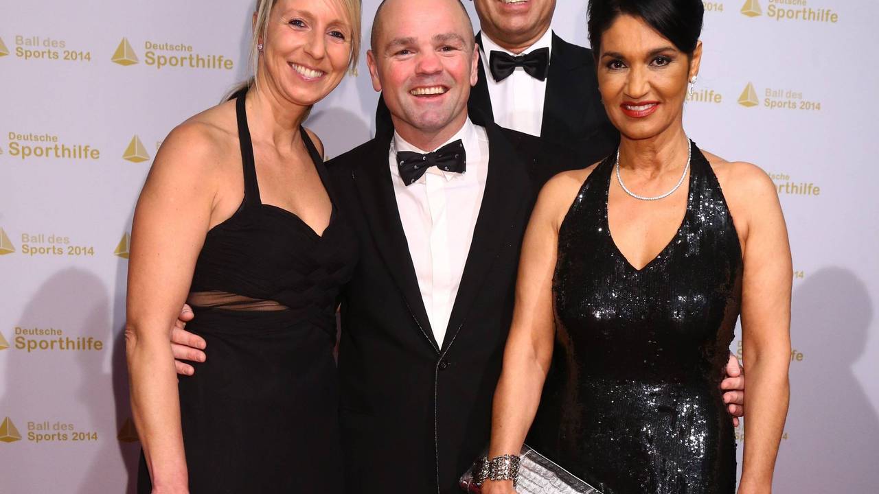 Sven Ottke und Jürgen Hingsen mit ihren Frauen.