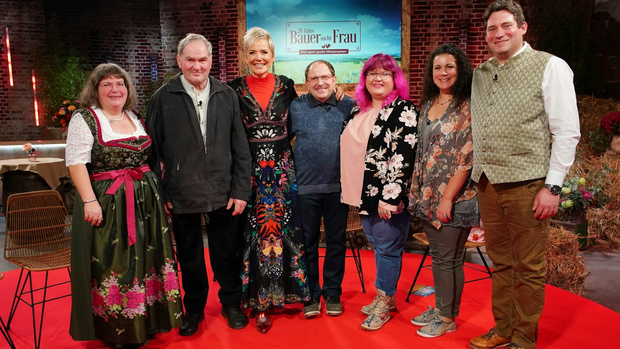 Die Ehepaare der neunten Staffel mit Moderatorin Inka Bause beim „Bauer sucht Frau“-Wiedersehen: (v.l.) Sabine und Albert, Inka Bause, Steffen und Nicole, Victoria und Guy.