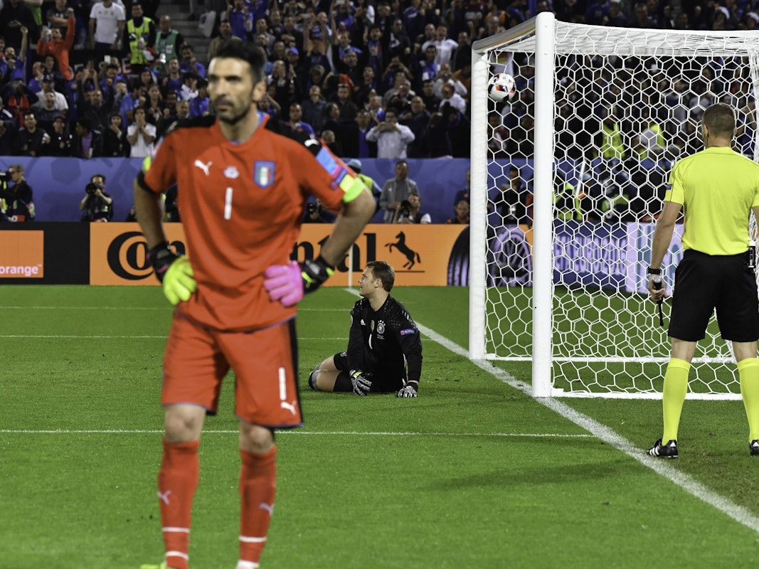 Gianluigi Buffon kehrt Manuel Neuer beim Elfmeterschießen den Rücken zu.