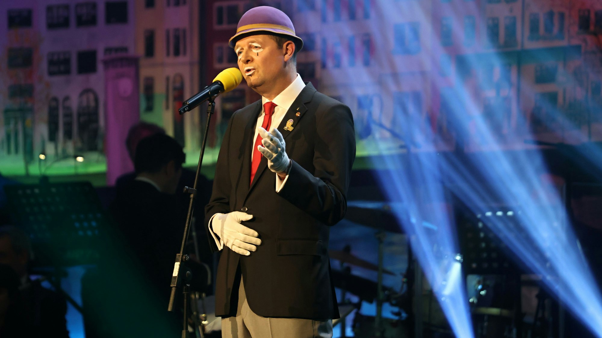 Boris Müller als „Doof Noss“ auf der Bühne.