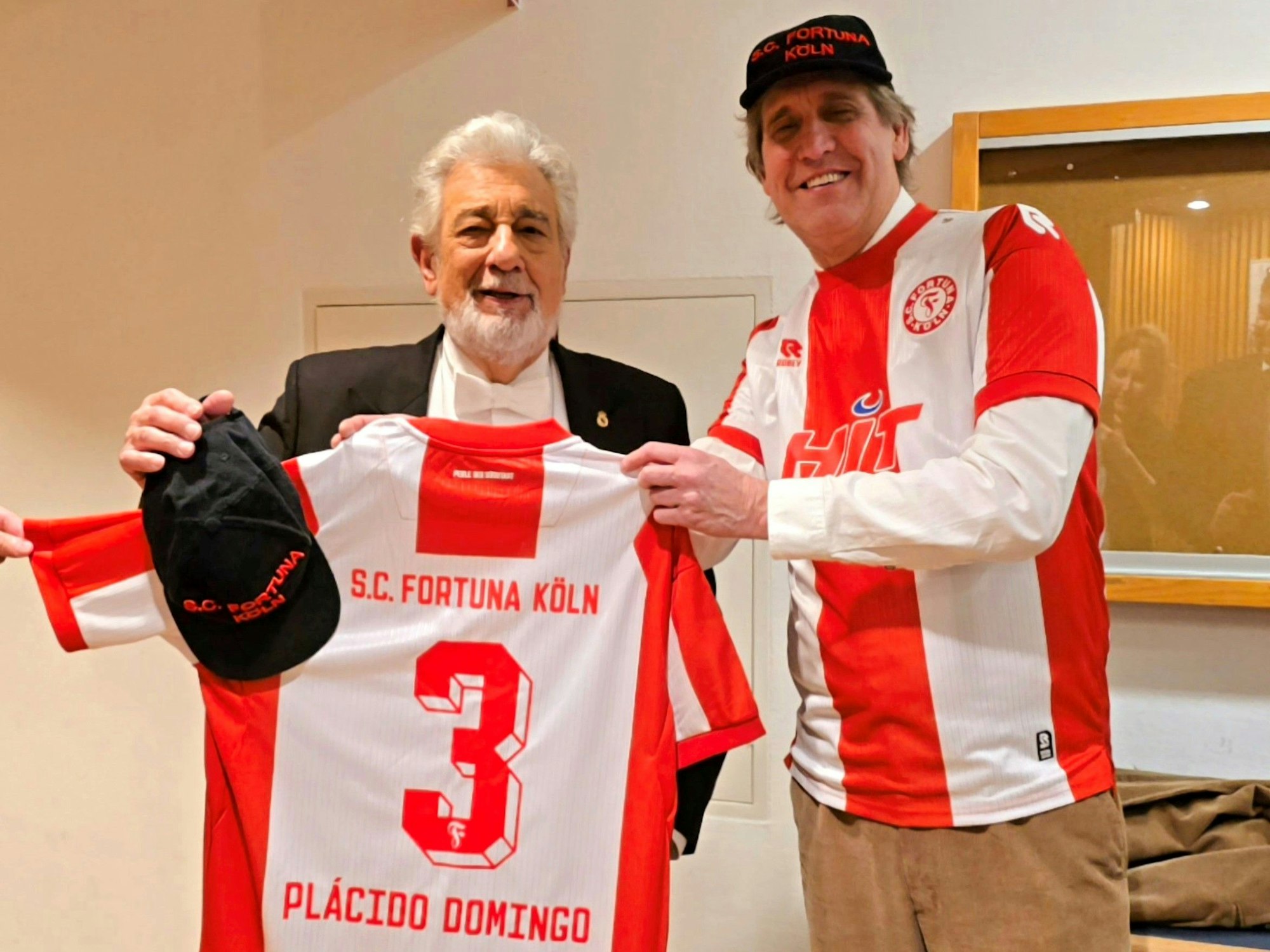 Plácido Domingo mit Cornel Wachter und einem Trikot von Fortuna Köln.