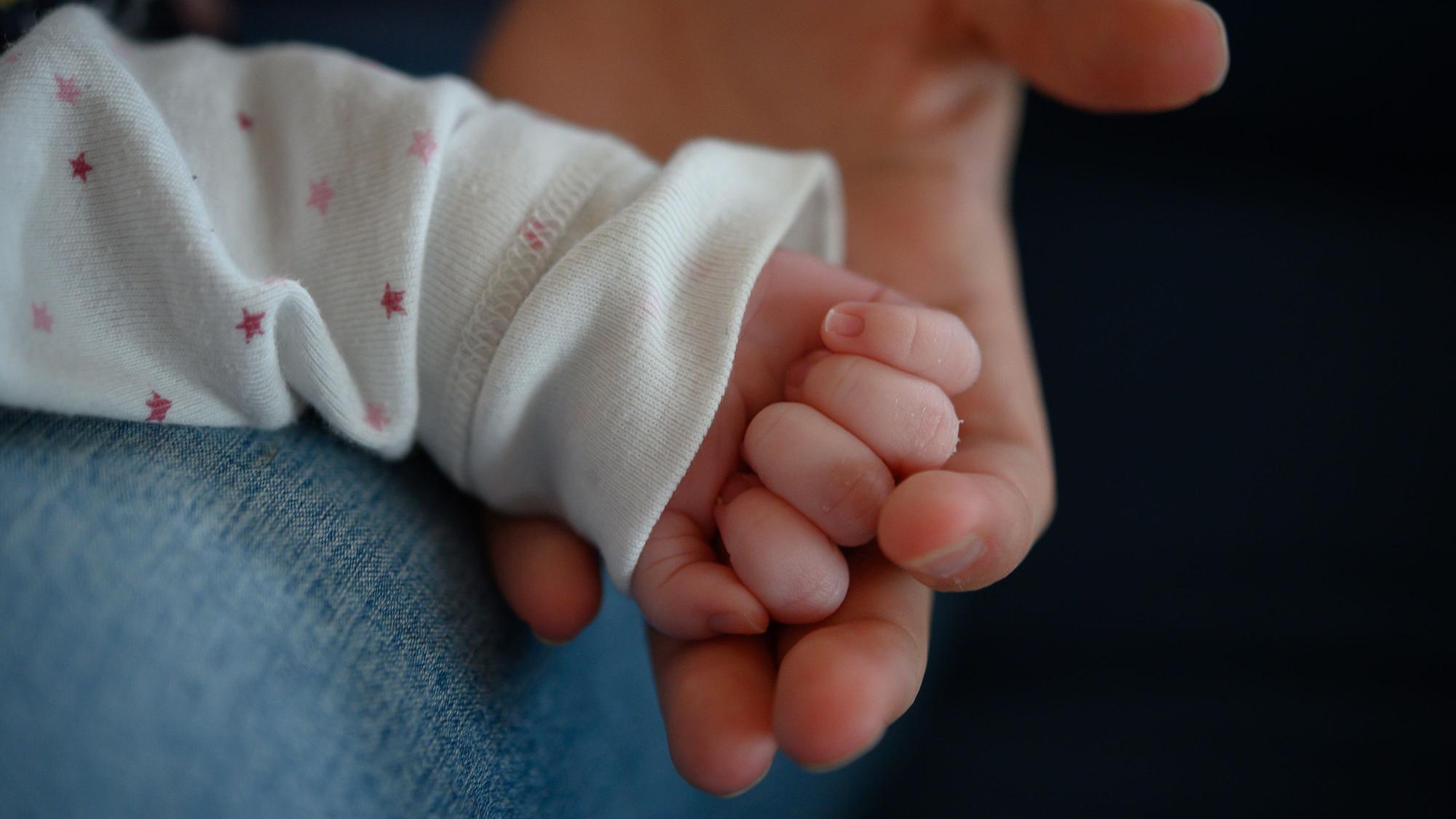 Das Foto zeigt die Hand eines Babys.