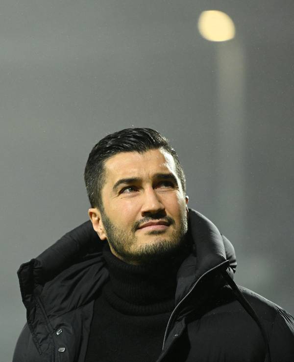 Trainer Nuri Sahin kommt vor dem Spiel in das Stadion.