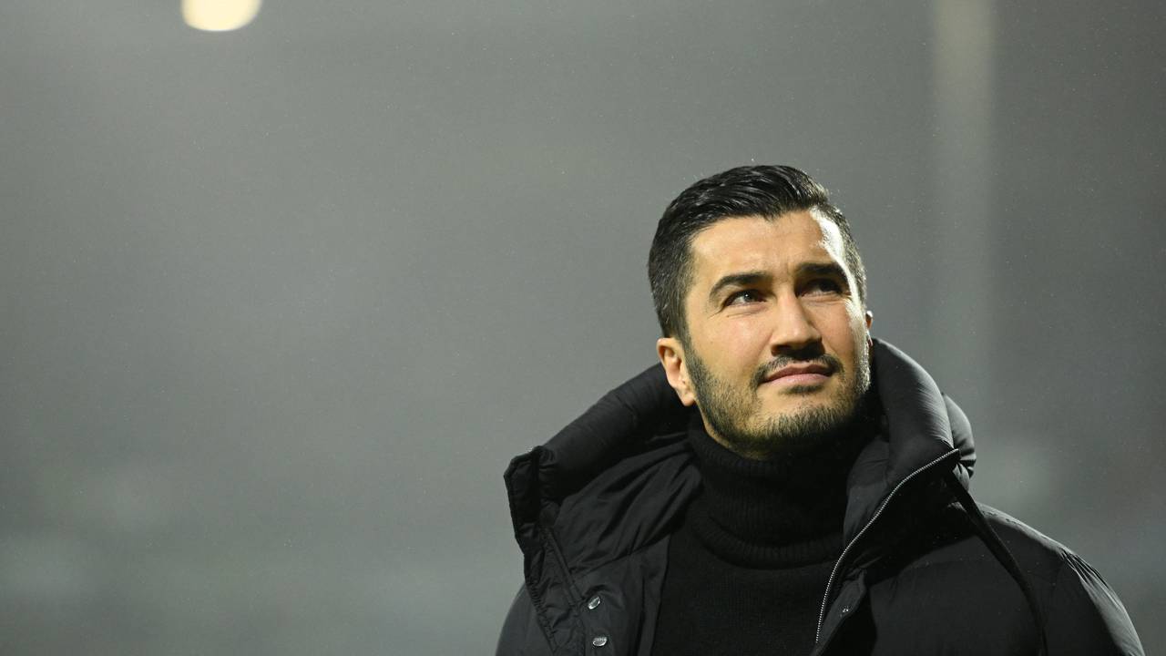 Trainer Nuri Sahin kommt vor dem Spiel in das Stadion.