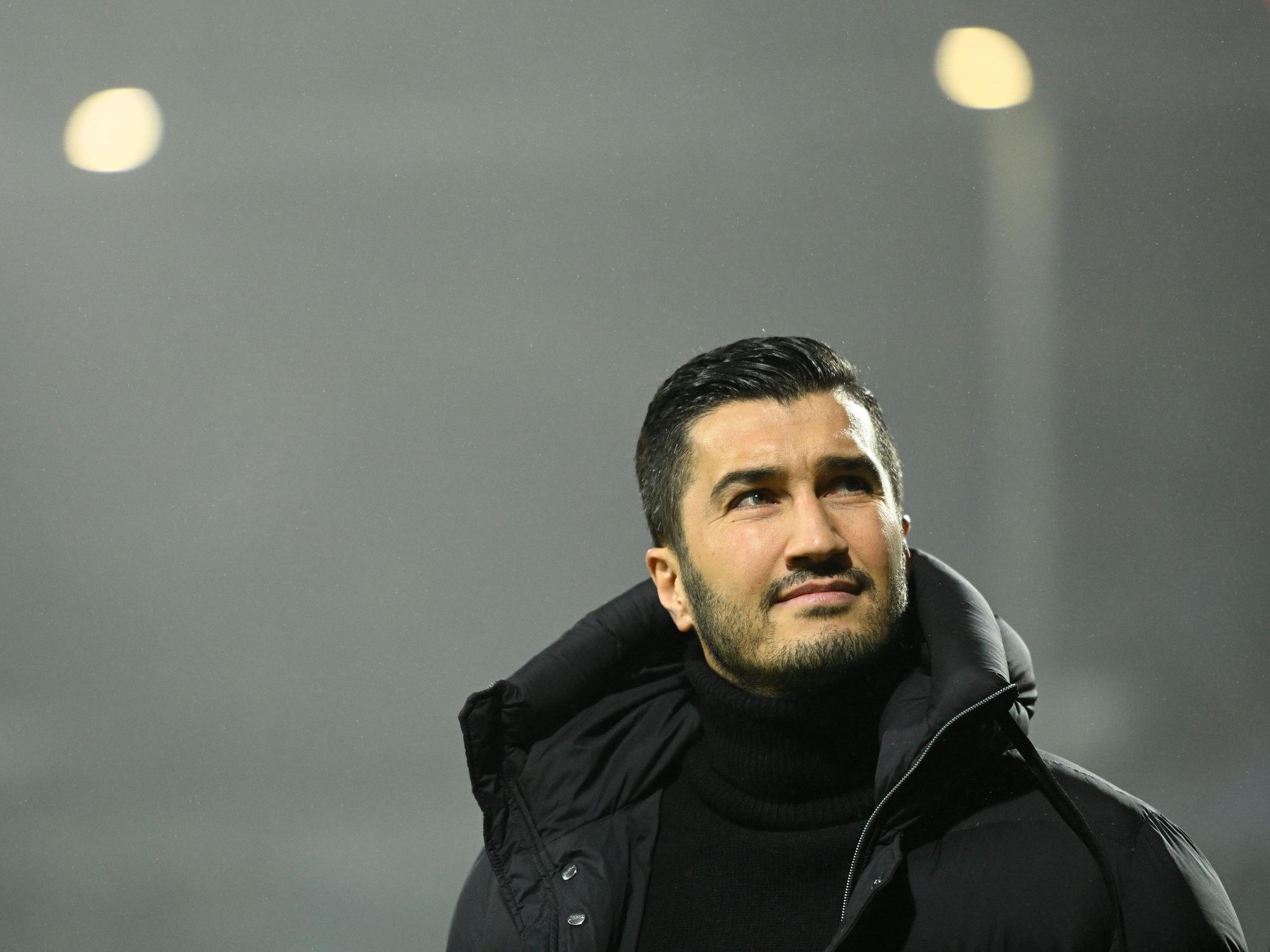 Trainer Nuri Sahin kommt vor dem Spiel in das Stadion.