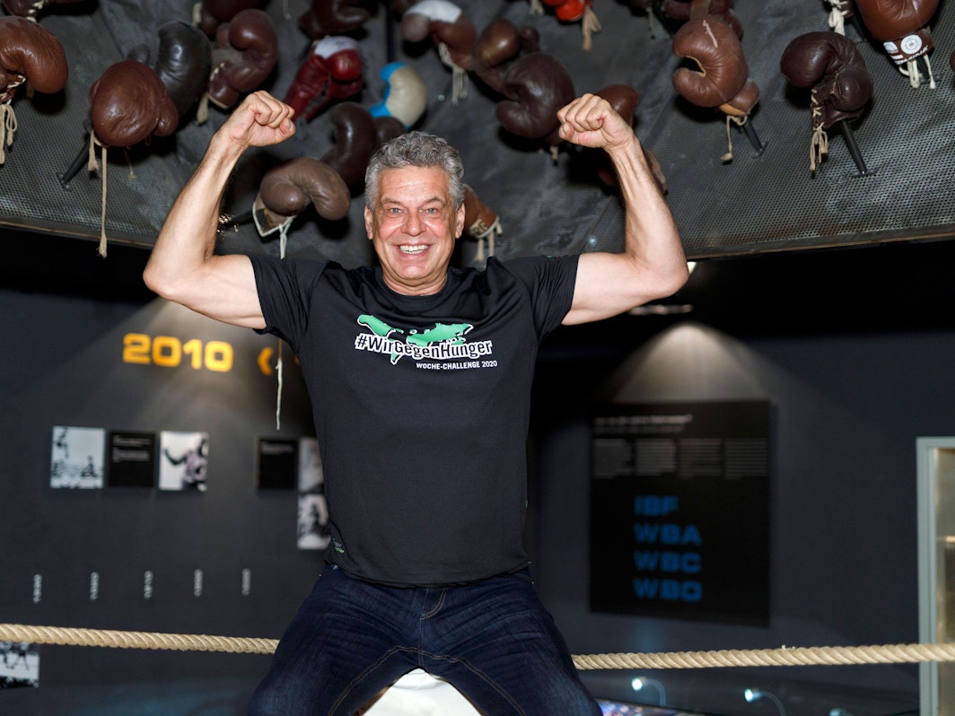 Jürgen Hingsen posiert in einem Boxring.