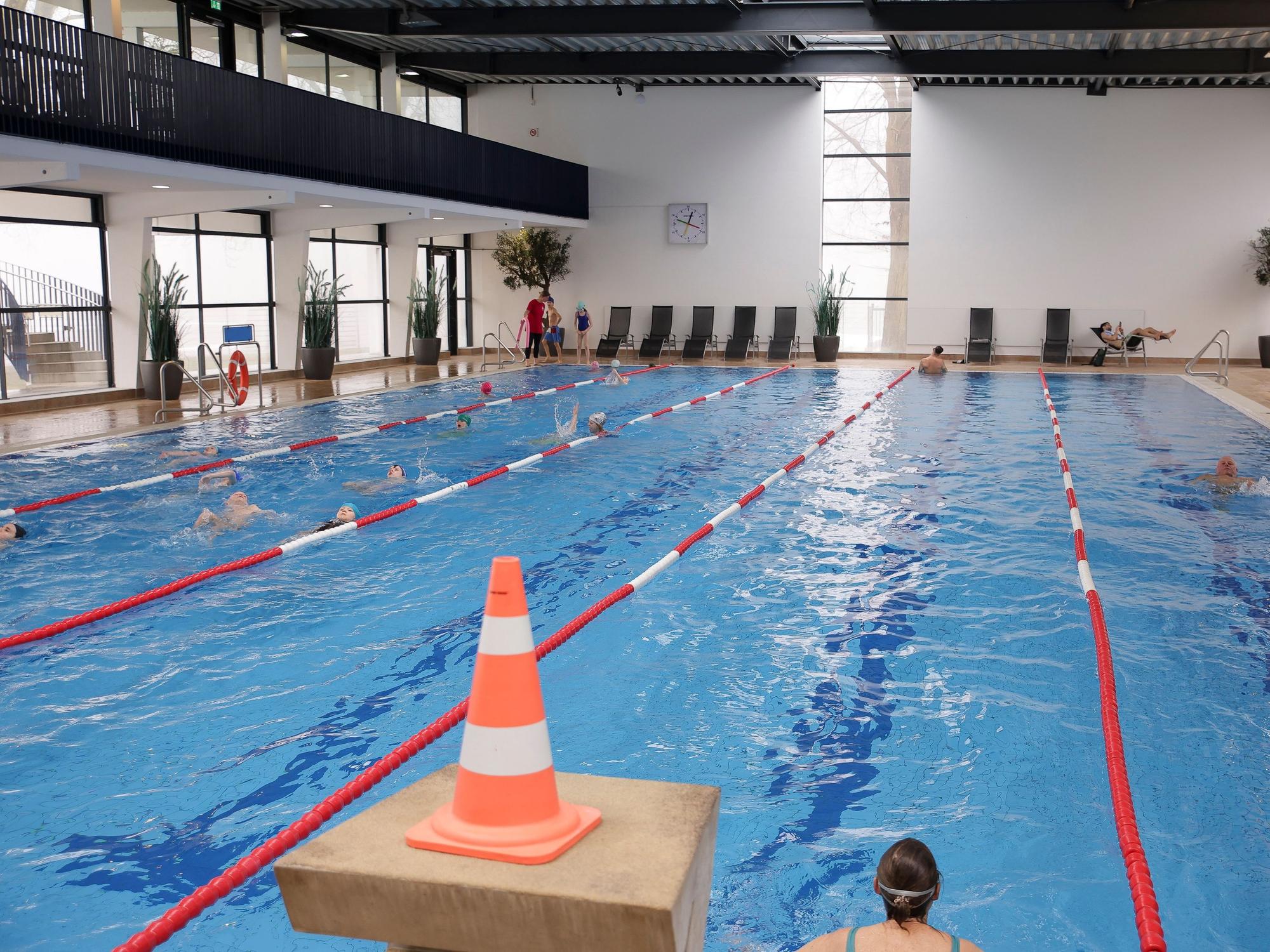 Das Hallenbad im Kölner Stadionbad ist relativ leer.