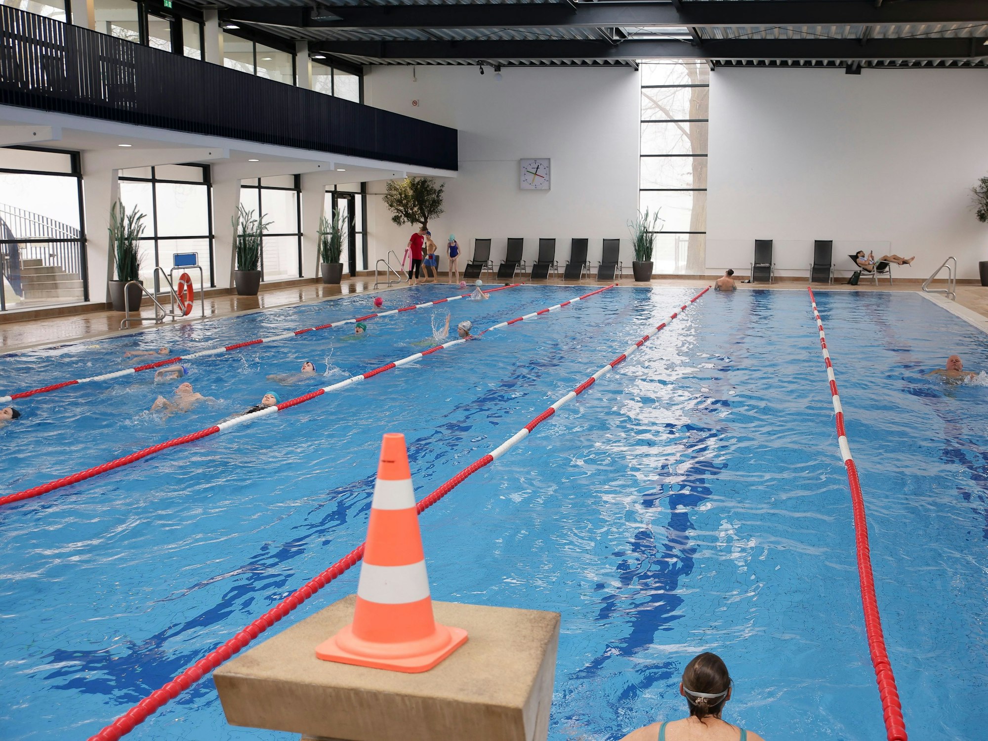 Das Hallenbad im Kölner Stadionbad ist relativ leer.