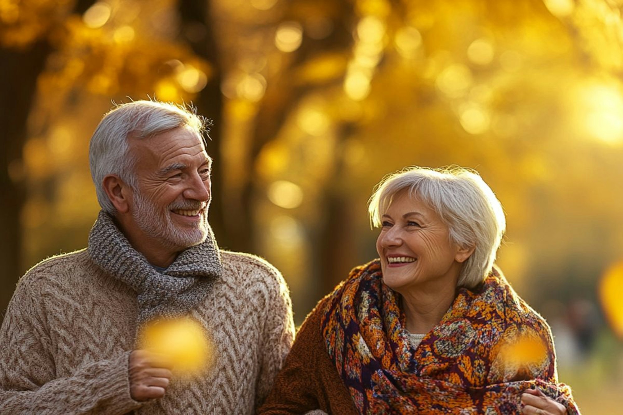 Ein älteres Paar spaziert in einem herbstlichen Park