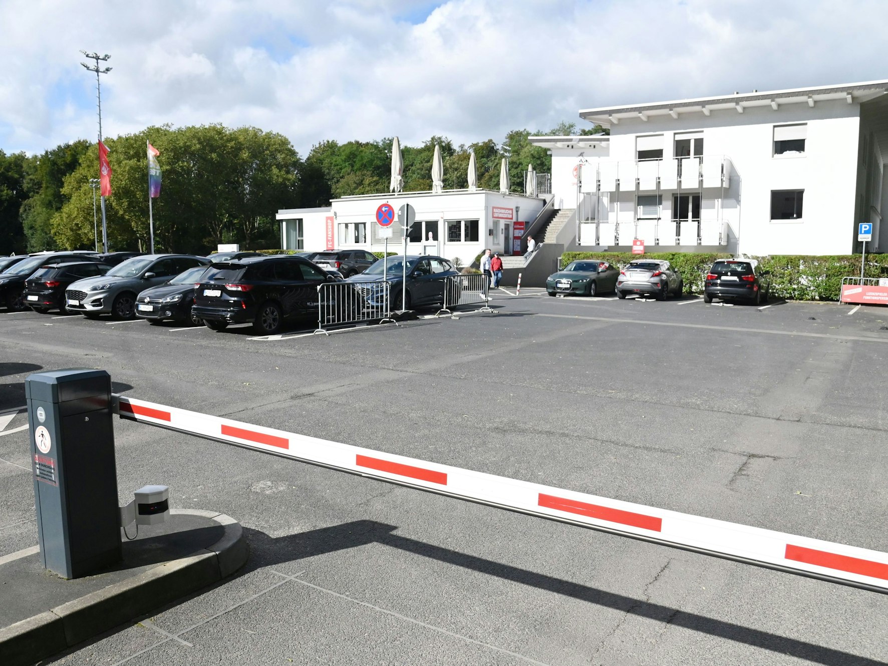 Das Geißbockheim im Kölner Grüngürtel.