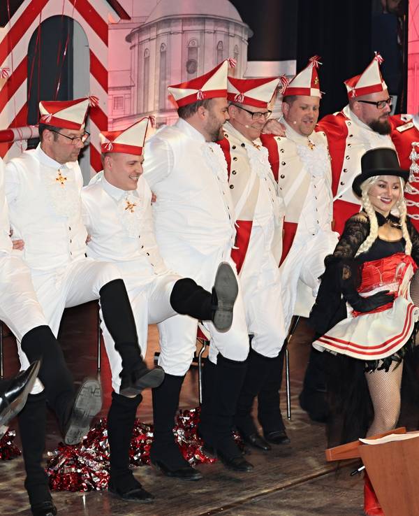 Tanzmarie Jaqueline Melcher tanzt zum Cancan.