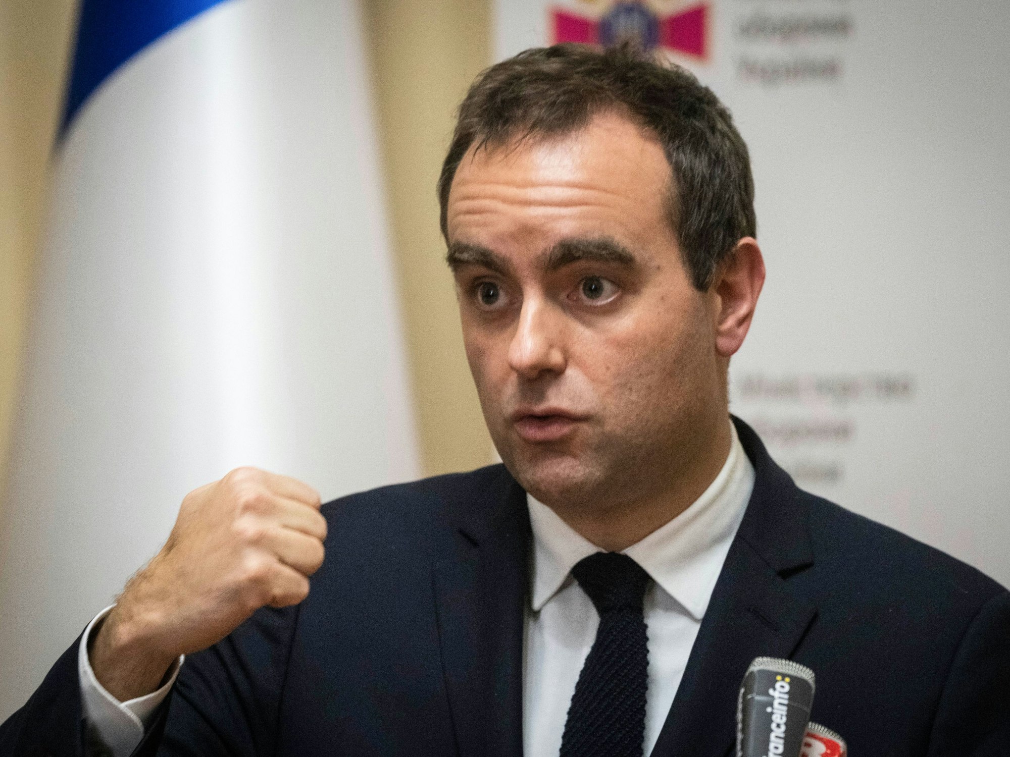 Sébastien Lecornu, Verteidigungsminister von Frankreich, während einer gemeinsamen Pressekonferenz mit dem ukrainischen Verteidigungsminister Resnikow im Dezember 2022.