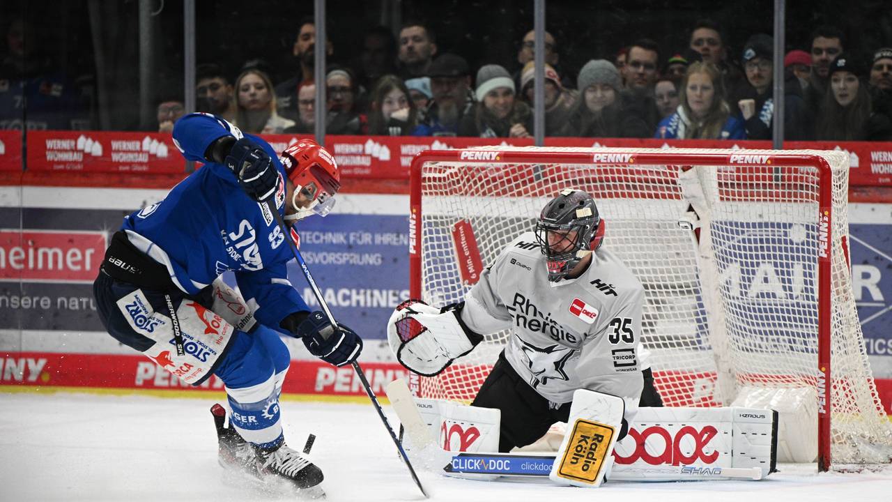 Haie-Torwart Julius Hudacek im Duell mit Sebastian Uvira von den Schwenninger Wild Wings.