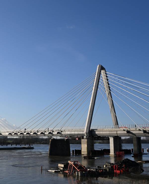 Ein Schiff fährt auf dem Rhein unter der Leverkusener Brücke.