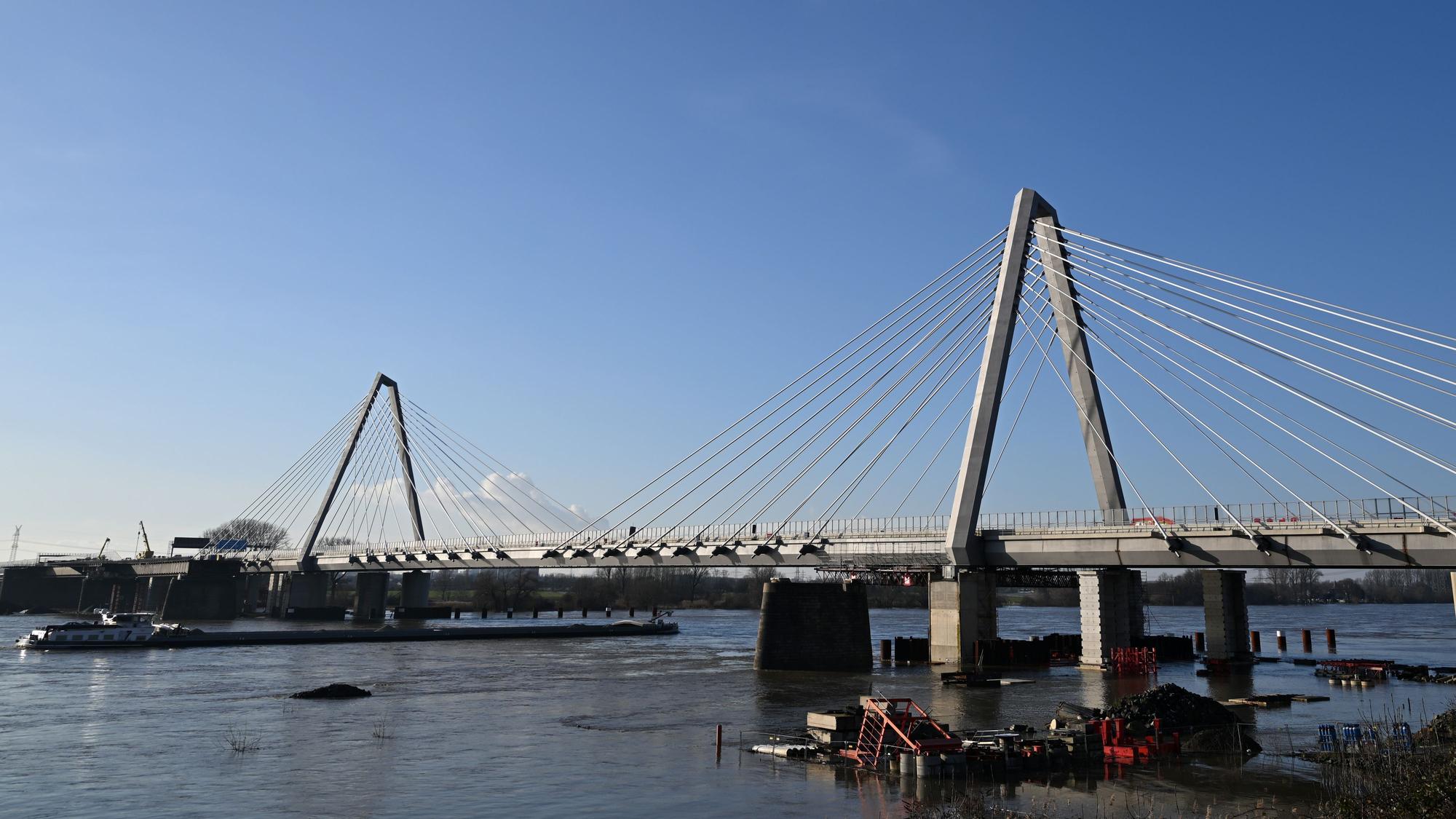 Ein Schiff fährt auf dem Rhein unter der Leverkusener Brücke.