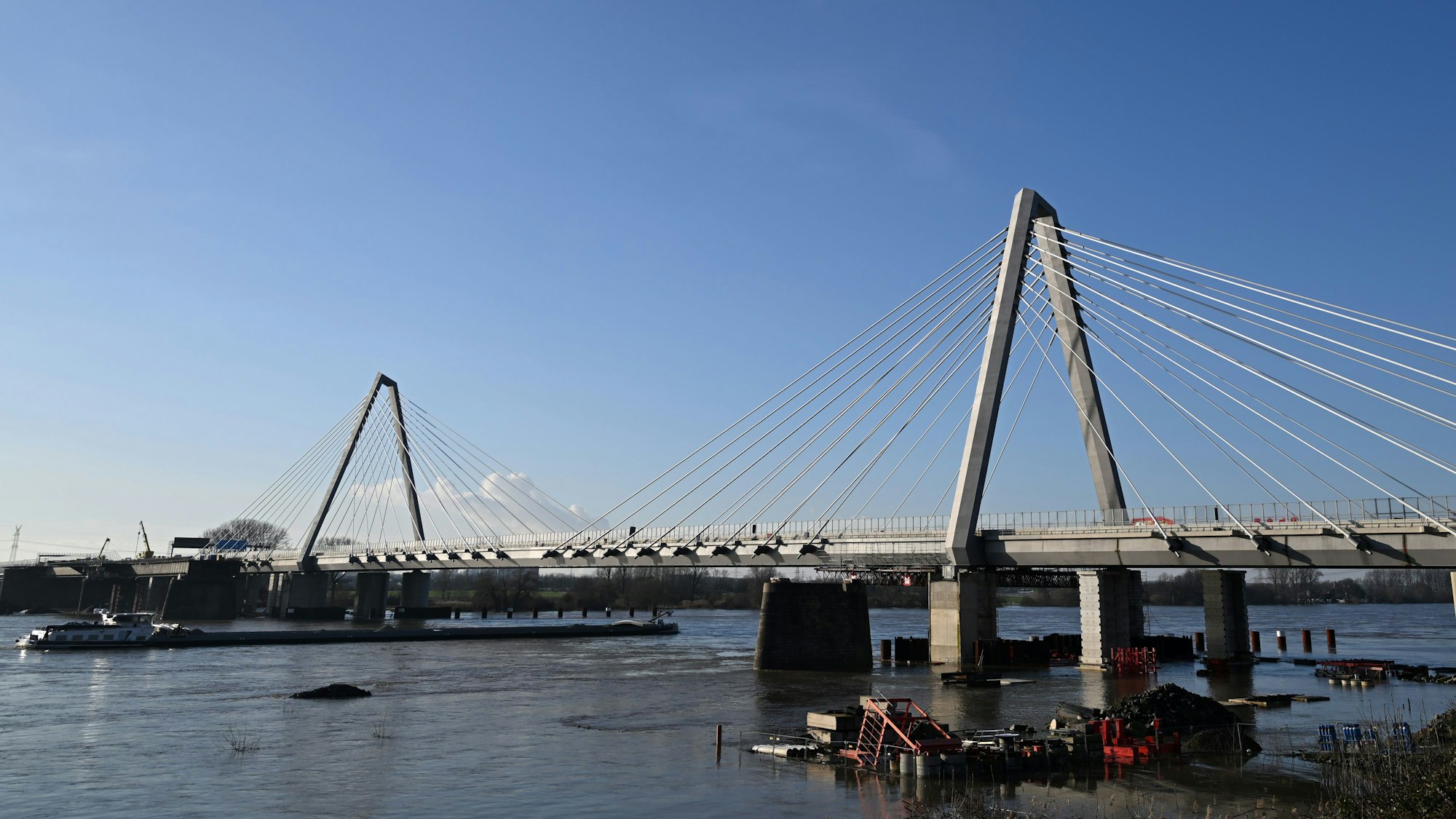 Ein Schiff fährt auf dem Rhein unter der Leverkusener Brücke.