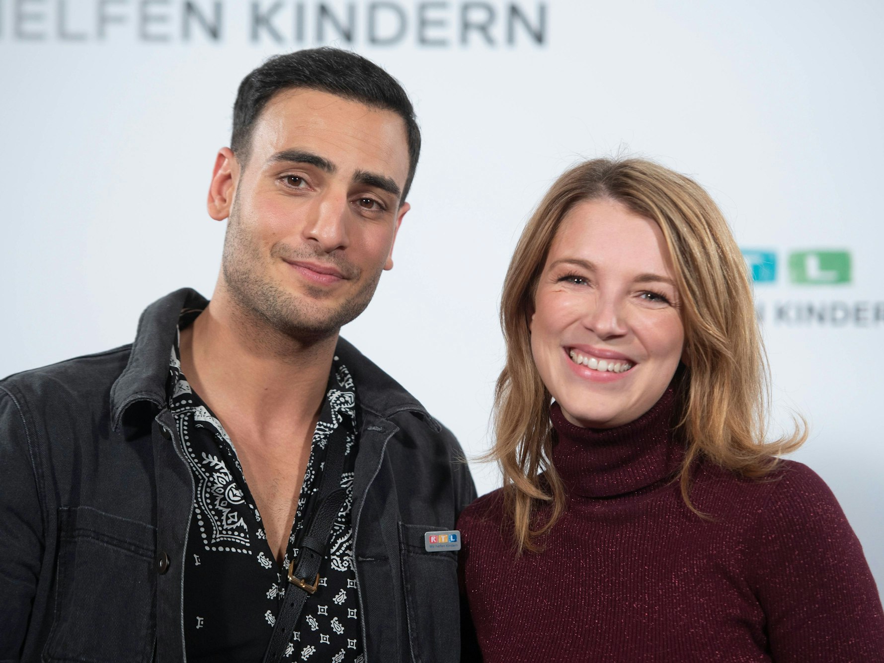 Zu sehen sind Timur Ülker, Schauspieler und Iris Mareike Steen, Schauspielerin, am „26. RTL Spendenmarathon - Wir helfen Kindern“.