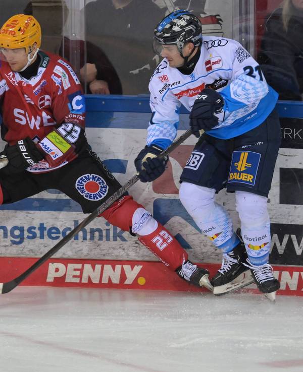 Max Görtz und Charles Betrand im Duell um den Puck.