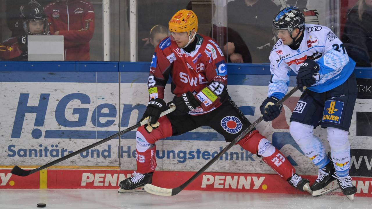 Max Görtz und Charles Betrand im Duell um den Puck.