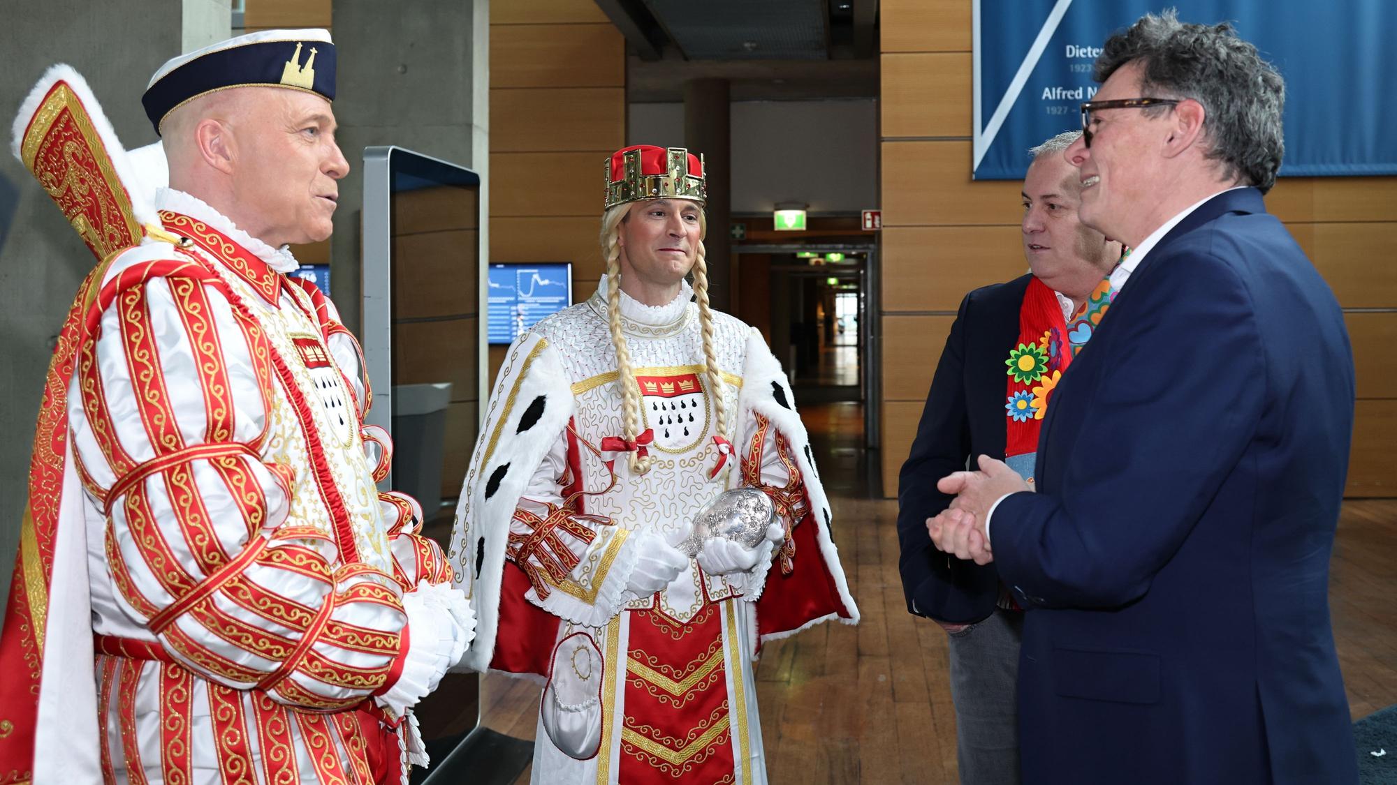 Gerald Selch begrüßt das Dreigestirn im Foyer.