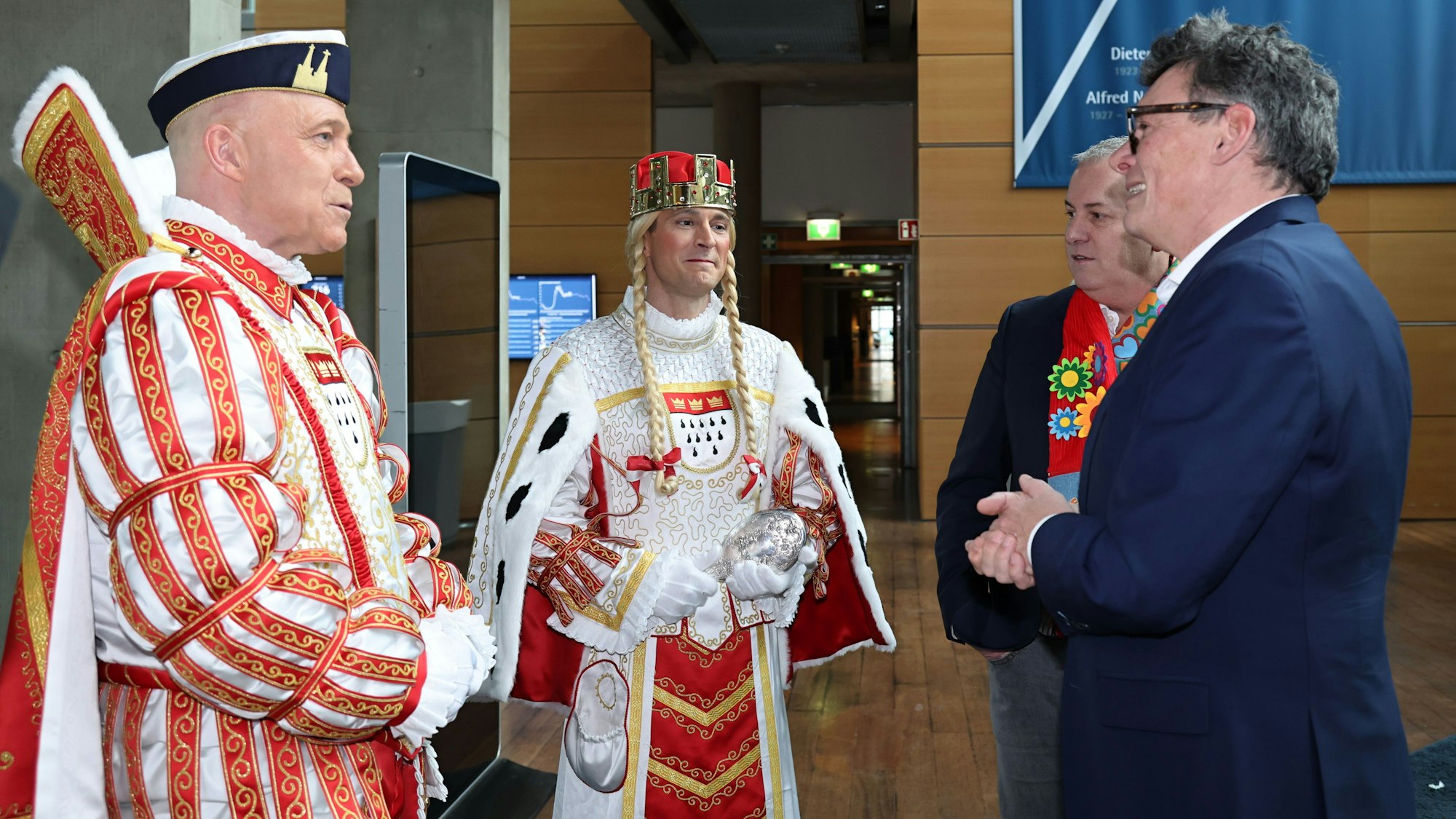 Gerald Selch begrüßt das Dreigestirn im Foyer.