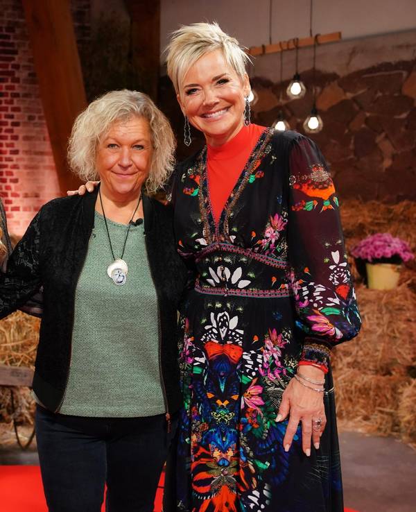 Die „Bauer sucht Frau“-Kandidatinnen (v.l.) Carolin und Jennifer „Jenny“ mit Moderatorin Inka Bause.