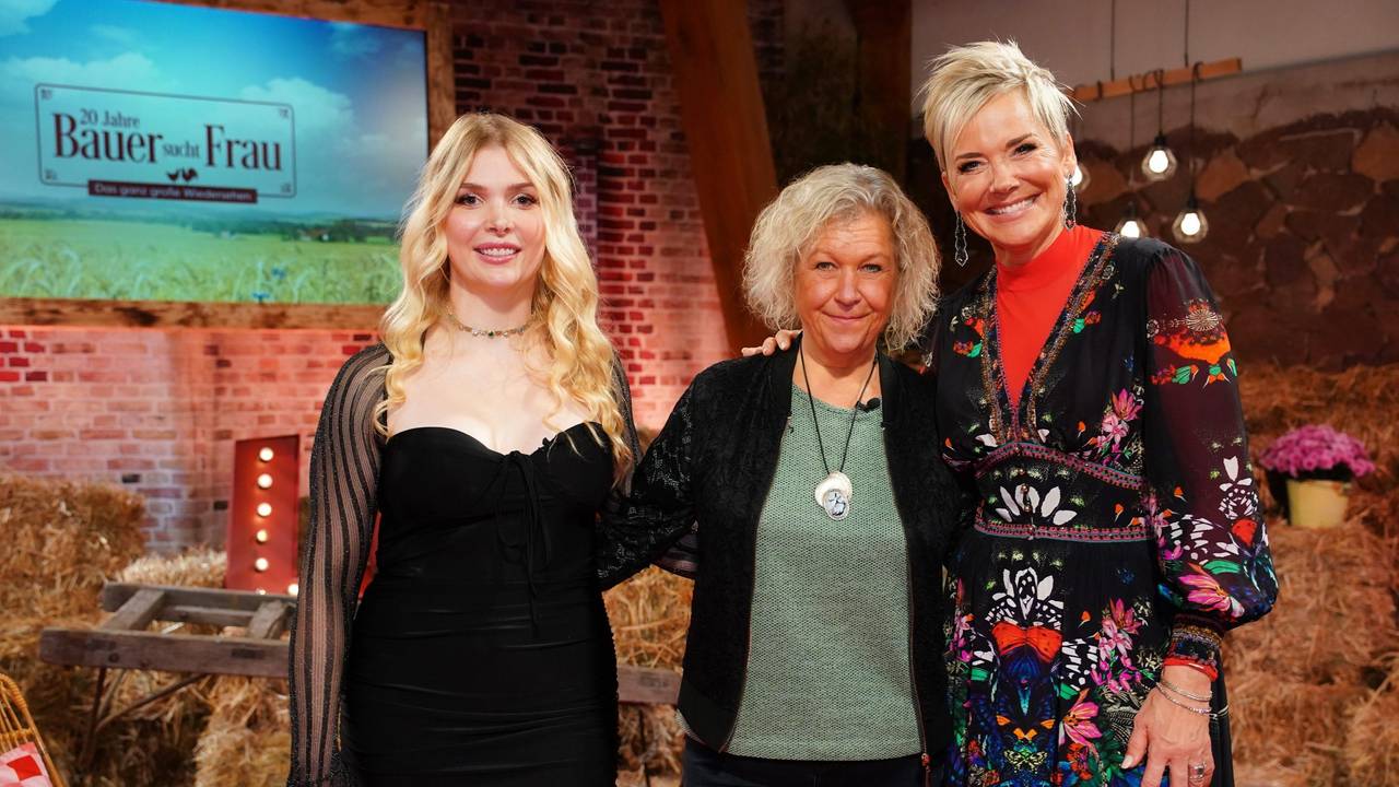 Die „Bauer sucht Frau“-Kandidatinnen (v.l.) Carolin und Jennifer „Jenny“ mit Moderatorin Inka Bause.