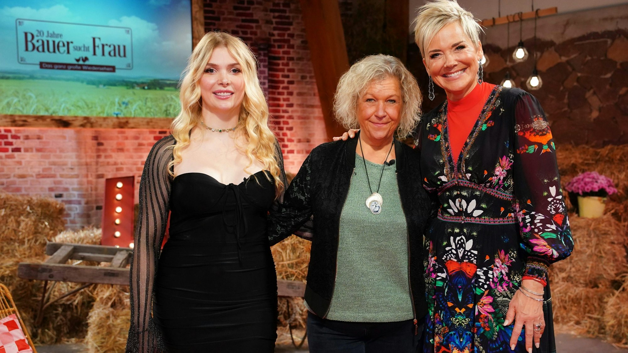 Die „Bauer sucht Frau“-Kandidatinnen (v.l.) Carolin und Jennifer „Jenny“ mit Moderatorin Inka Bause.