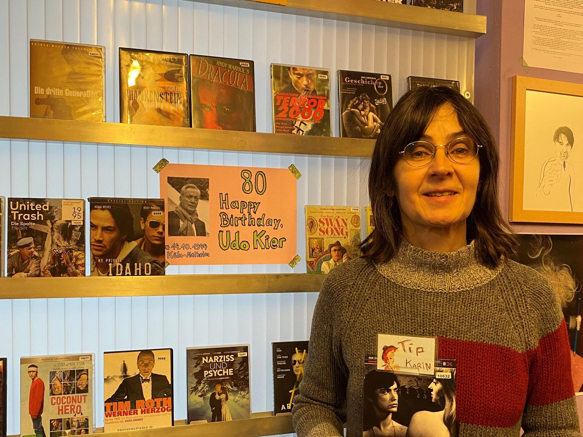 Karin Hüttenhofer betreibt seit 30 Jahren die "Traumathek" in Köln und hofft, dass DVDs nicht aussterben.