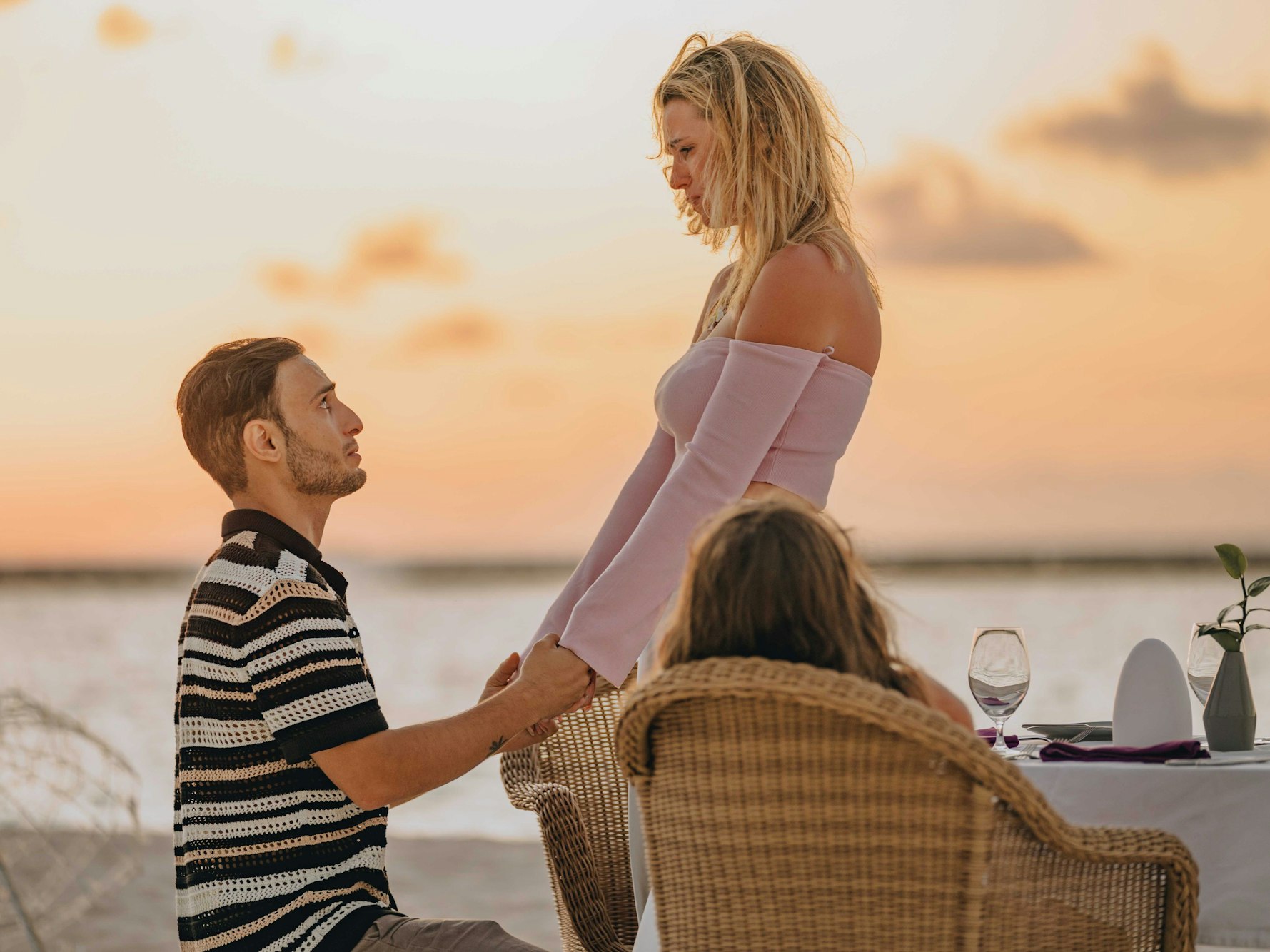 Zu sehen sind Schauspieler Timur Ülker und seine Partnerin Caroline Steinhof am Strand auf den Malediven, dieser macht  ihr gerade einen Heiratsantrag.
